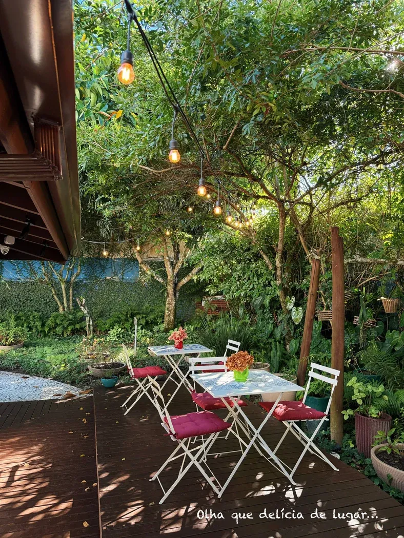 Mesa de café em um jardim