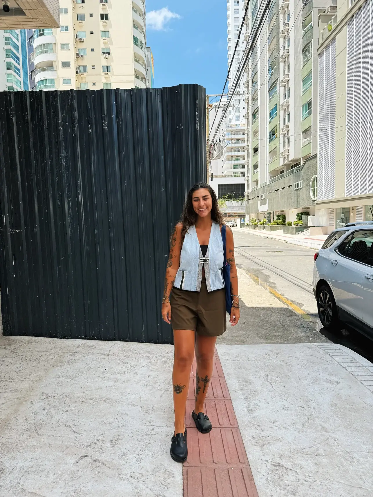 Sarah usando um look da parceria